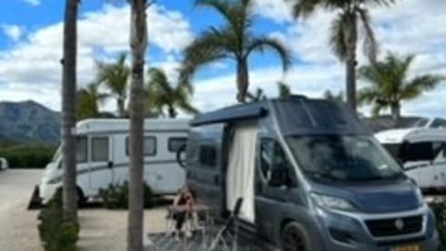 El Monstro – Luxurious and comfortable 2 person camper bus