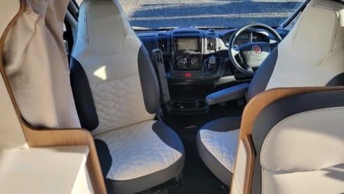 Auto Roller 747 – 2024 Roller Team Auto Roller 747 automatic six berth + six seatbelts 