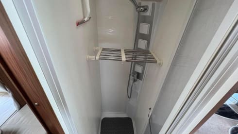 Premium integrated 5-person camper with bunk and lifting bed
