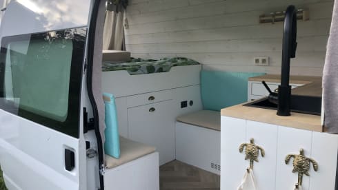 Sunny ☀️ – Off grid Ford bus