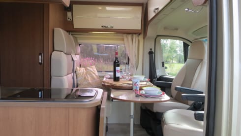 Rolmaatje – Beautiful Roller Team Livingstone bus camper (2.5p) for rent