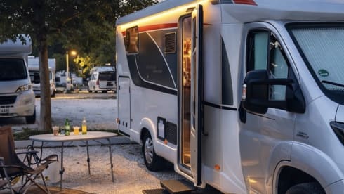 Nexxio 700 queensbed  – Bürstner a 2 posti semi-integrato dal 2016