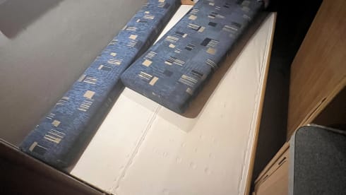 Super-camper – 2-person Mercedes-Benz bus from 2001