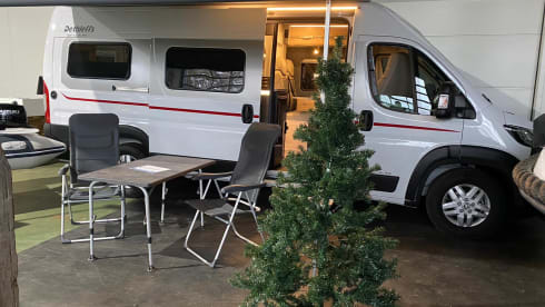 ADVENTURE – Dethleffs Globetrail 640 | 3 person bus camper