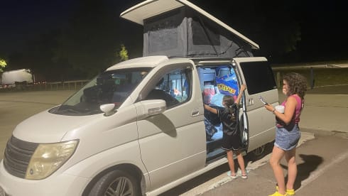 Jiggleypuff – Nissan campervan uit 2007 met 3 slaapplaatsen (klein gezin).