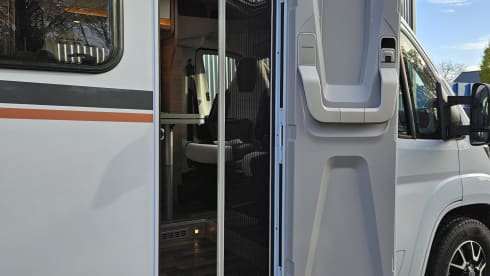 Weinsberg CaraCompact-3 – Ultimate Freedom for Couples! Luxury Camper with Single Beds and XL Garage