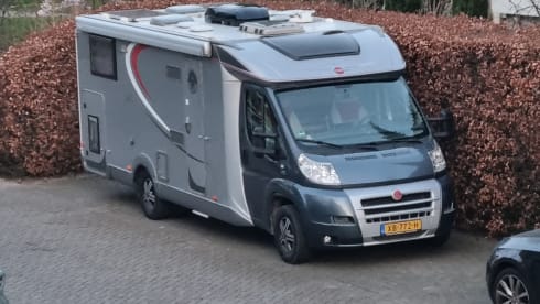 Zilveren parel. – Burstner with 2 x length bed and large dinette.