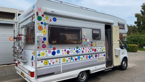 Bloemen camper – 3p Dethleffs alcove uit 1995