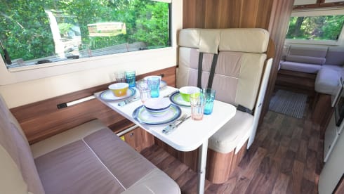 Roscoe – Luxury motorhome - sleeps 6 - Includes Insurance