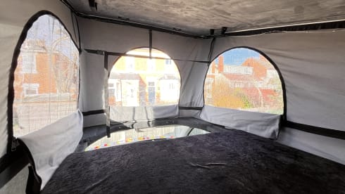 Vanellope – Maak kennis met Vanellope – een moderne VW T6.1 campervan (2020), voldoet aan de ULEZ-normen en biedt slaapgelegenheid voor 4 personen.