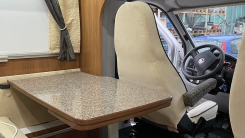 Onze camper is ook gedurende de bouwvak vakantie 2026 beschikbaar voor verhuur – 4p Dethleffs Esprit 7090 semi-integrated