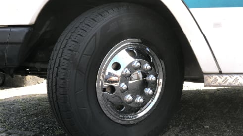 Dolly – Luxury retro '87 Mercedes on LPG / petrol