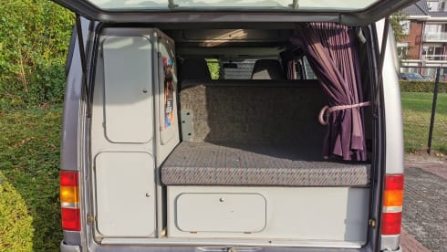 4p Ford campervan uit 1998