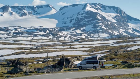 Ford Nugget pop-up roof camper
