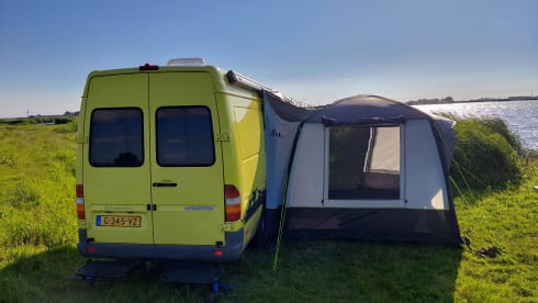 2-4p adventurous Mercedes-Benz bus camper 