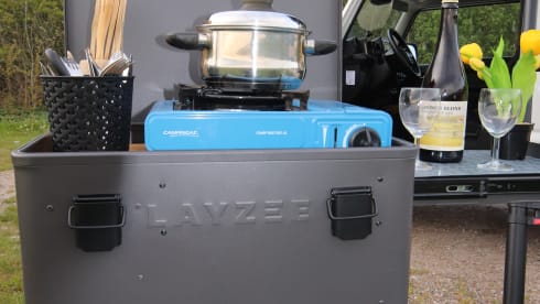 Simba – Keep smiling with this Suzuki Jeep with roof tent!