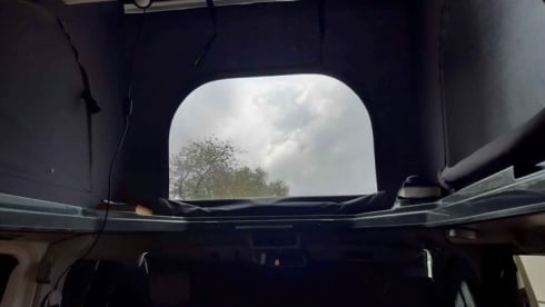 Buurman&Buurman – Camper VW T5 con tendalino e posto letto in piano