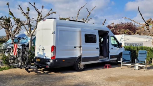 Zweisitziger Ford-Bus aus dem Jahr 2019