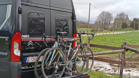 Black Beauty – Luxe Pilote buscamper voor 2 personen