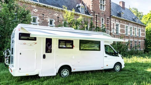 4p 2022 Roller Team – Extra spacious and free camping (330Ah battery, air conditioning and furnishings)