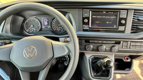 Carlos – Toffe, comfy 2p Volkswagen campervan uit 2024 voor korte en lange trips