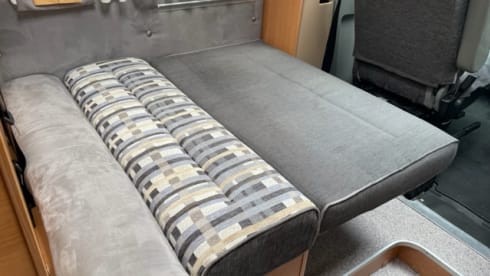 Halbintegrierter Camper von Knaus für 3 Personen