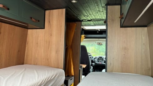 Heunie 1 – Beautiful camper van from 2017 with 2 lengthways beds