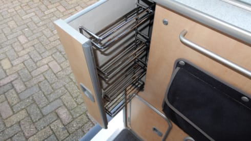 Sjaan – Auf Abenteuer mit dem komfortablen und umfangreichen Ford Nugget für 4 Personen!