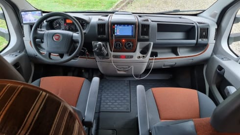 Luxurious & complete 4-6 person camper.