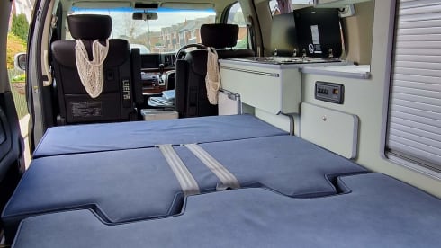 El – 2/3 berth Nissan Elgrand campervan with pop up roof
