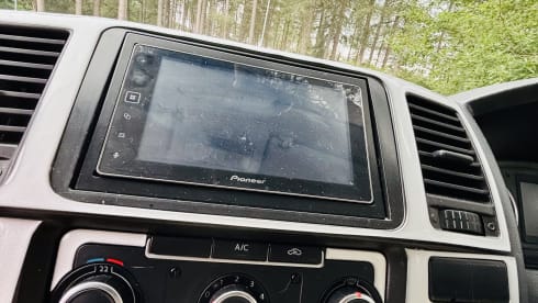 JAXX ~ THE LWB, BIGGER, BETTER CAMPERVAN – VW T5 Langversion ~ Retro-Interieur ~ 4 Schlafplätze ~ Heizung ~ Top-Ausstattung 