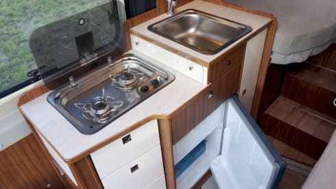 Bus camper Globecar 600L with length beds, for 2 people. Dog allowed.