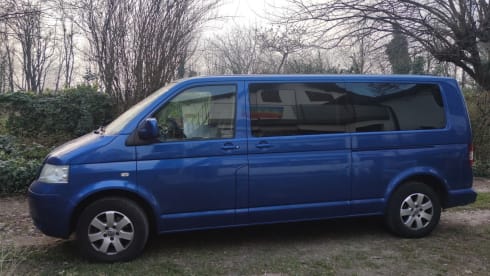 bluesky – vw t5 long wheelbase, free on the road surrounded by a blue sky