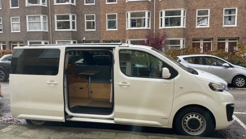 Karel de parel – Mooie zelfvoorzienende buscamper, zo goed als nieuw!