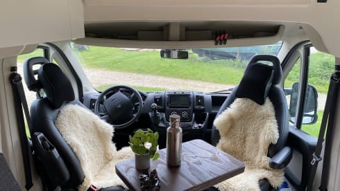 Otis – Super cozy self-build camper