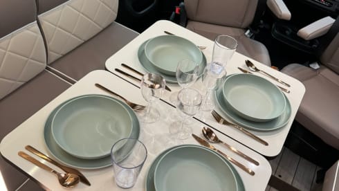 Mobilynn – Splinternieuwe McLouis Carat integraal 870 (4p)