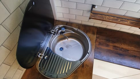 Mr Explorer – Unique 4 berth (2 adults/ 2 children) medium wheel base transit conversion