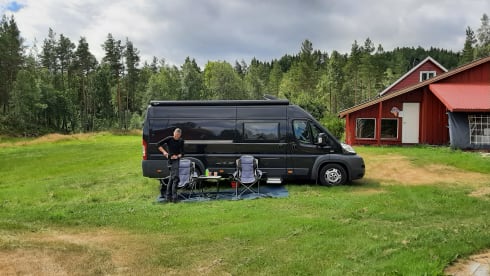 Black Beauty – Kingsize fixed length beds, 2p camper complete