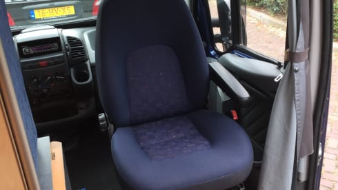 Adria twin de blauwe – Compacte 2 persoons camperbus