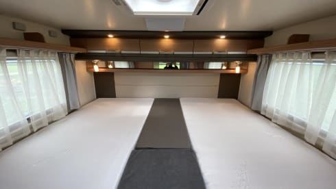 Knaus – Luxury KNAUSS, self-sufficient, length beds, 2x air conditioning, solar, XXL garage. 