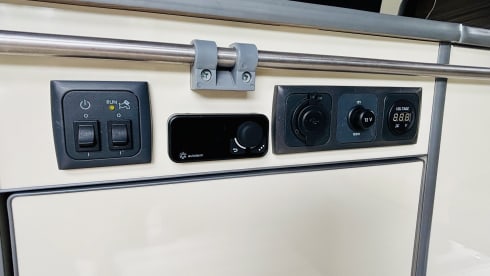 JAXX ~ THE LWB, BIGGER, BETTER CAMPERVAN – VW T5 Langversion ~ Retro-Interieur ~ 4 Schlafplätze ~ Heizung ~ Top-Ausstattung 