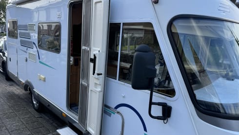 Camper – Spacious and luxurious 4-person Hymer with starlink wifi