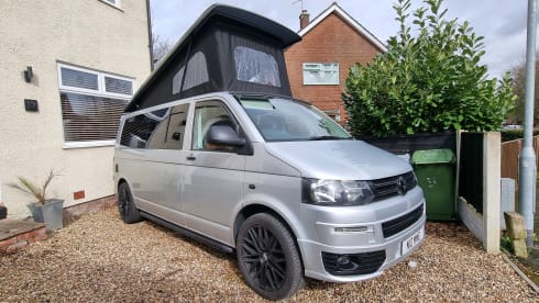 Tommie – 4 person VW, near Airport & major motorways! LWB, PopTop roof + loads more!