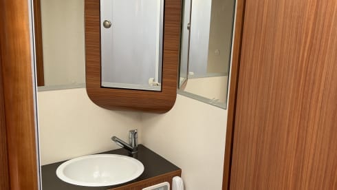 4p Adria Matrix M680SP semi-integrated from 2010