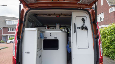 Oranje monster – Compact motorhome with room for five