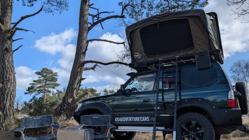 Cool Toyota Landcruiser with 2-person roof tent, unlimited km!