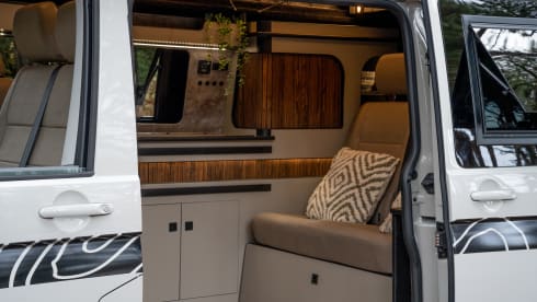 Meeko – 4 Berth Volkswagen T6.1 Campervan 