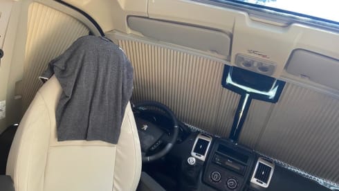 Dreamer – Dreamer D55 UP: pop-up roof, 4 beds, private bathroom and shower!