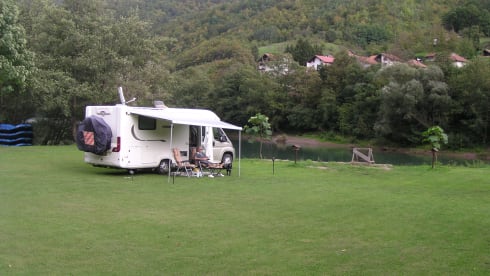 Fleurette Florium – Spacious 4p Fleurette Semi-Integral from 2013 based on a Fiat Ducato.