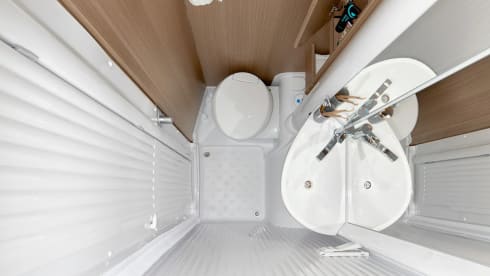 11/20 – 2 berth motorhome with single beds - Automatic
